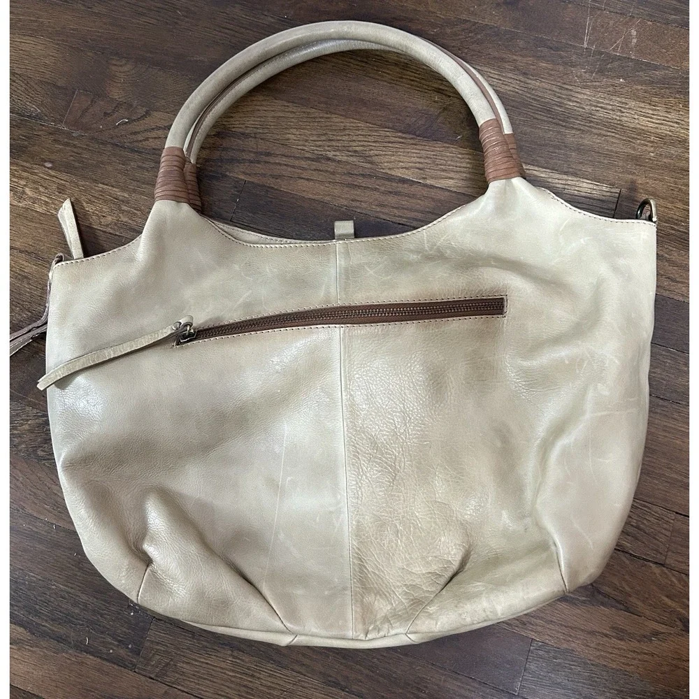 Pikolinos hobo-style leather shoulder bag Sundial Pattern Marfil Artisanal Boho